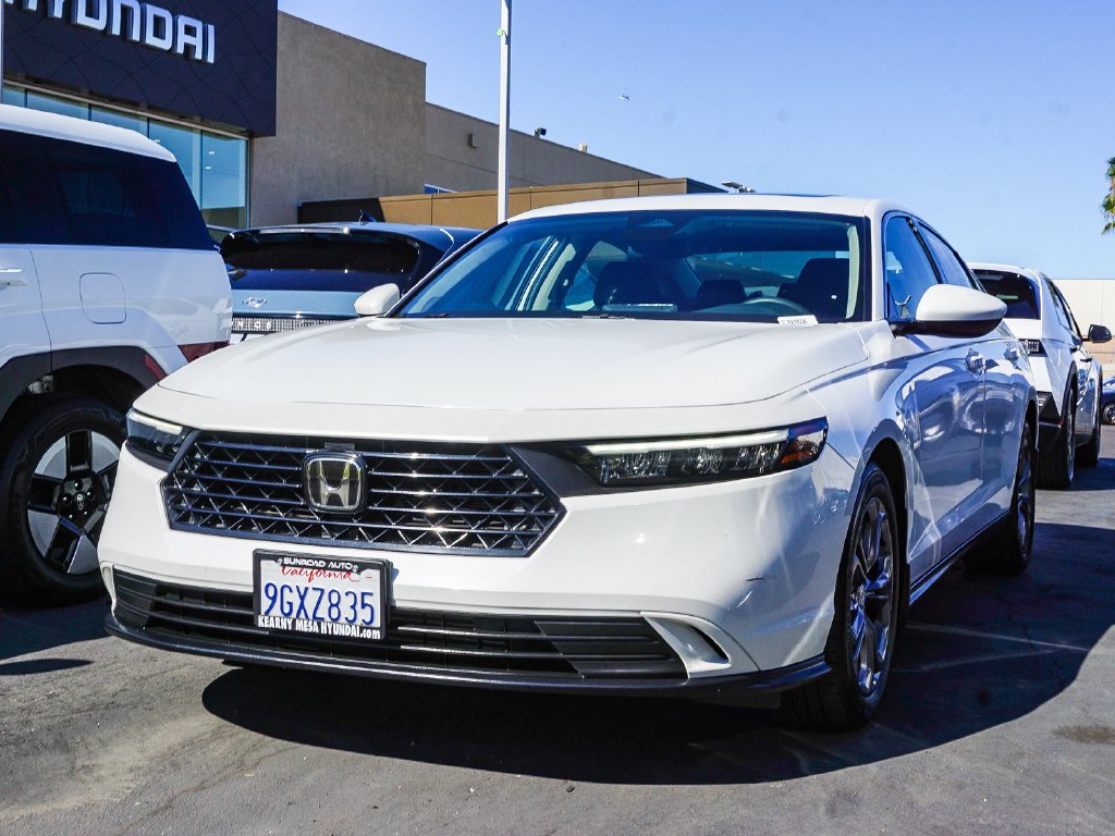 Used 2023 White Honda EX image 3