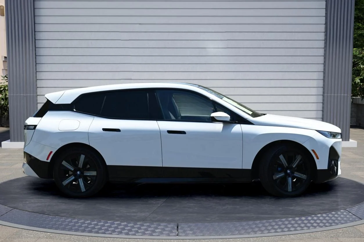 Used 2023 Alpine White BMW xDrive50 image 3
