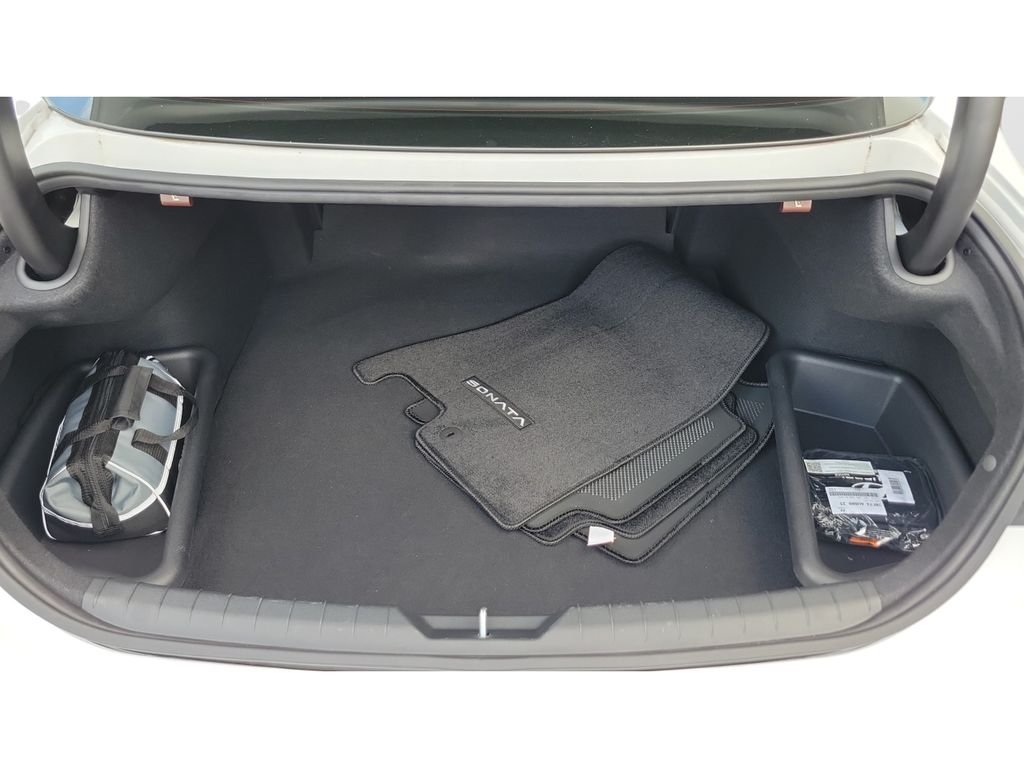 Certified Used 2025 White Hyundai SE image 9