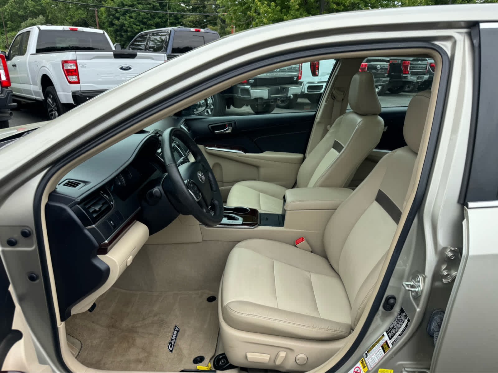 Used 2014 Creme Brulee Mica Toyota XLE image 8