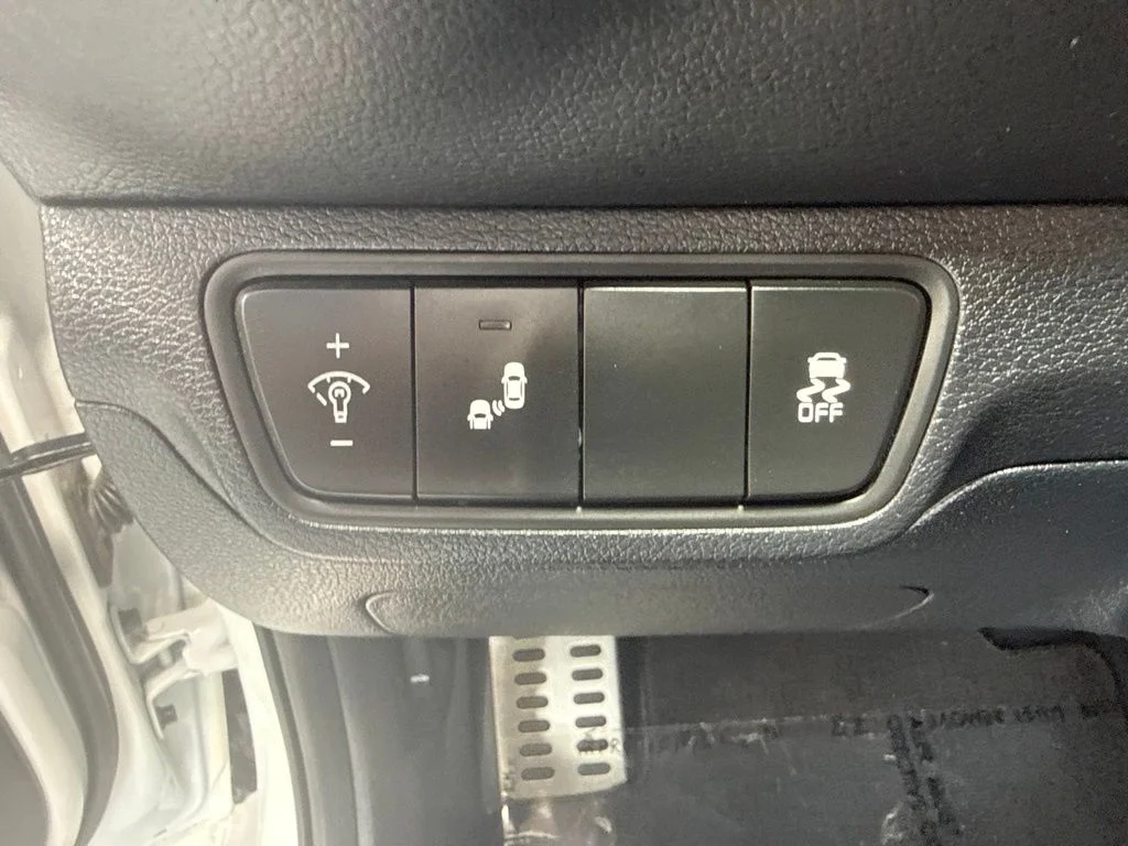 Used 2022 White Kia GT image 16