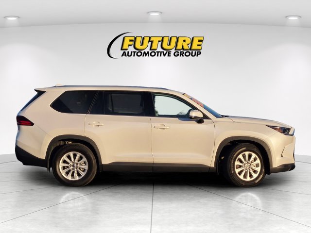 Used 2025 Off-white Toyota XLE image 3