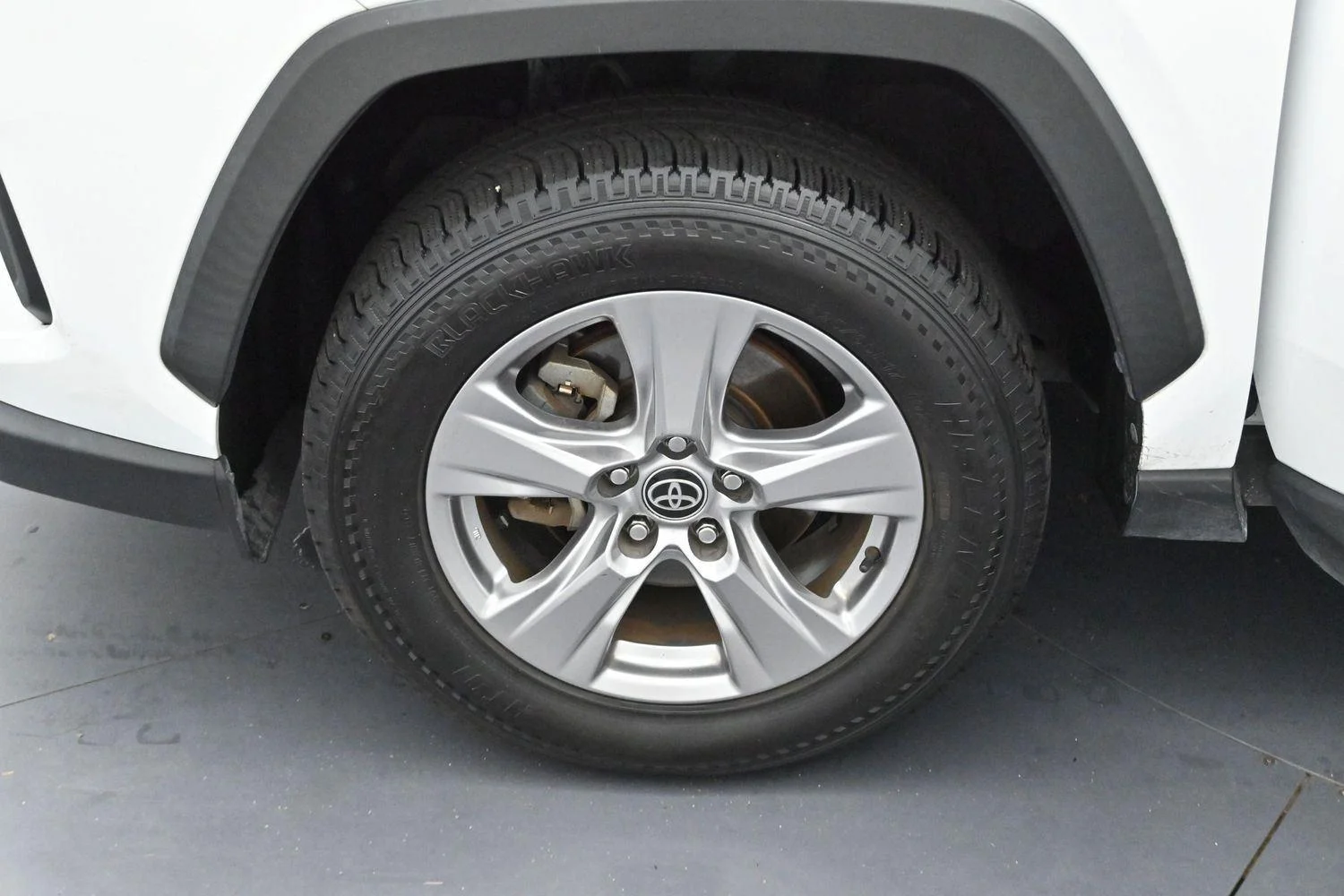 Used 2022 White Toyota XLE image 31