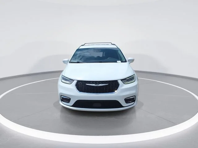 Used 2022 White Chrysler Touring L image 3
