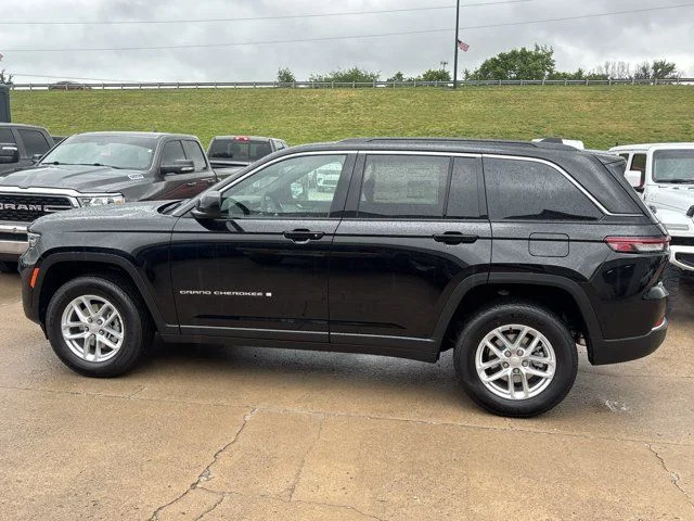 New 2026 Diamond Black Crystal Pearl-Coat Exterior Paint Jeep Laredo image 9