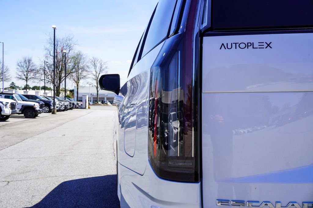 Used 2025 White Cadillac V-Series image 43