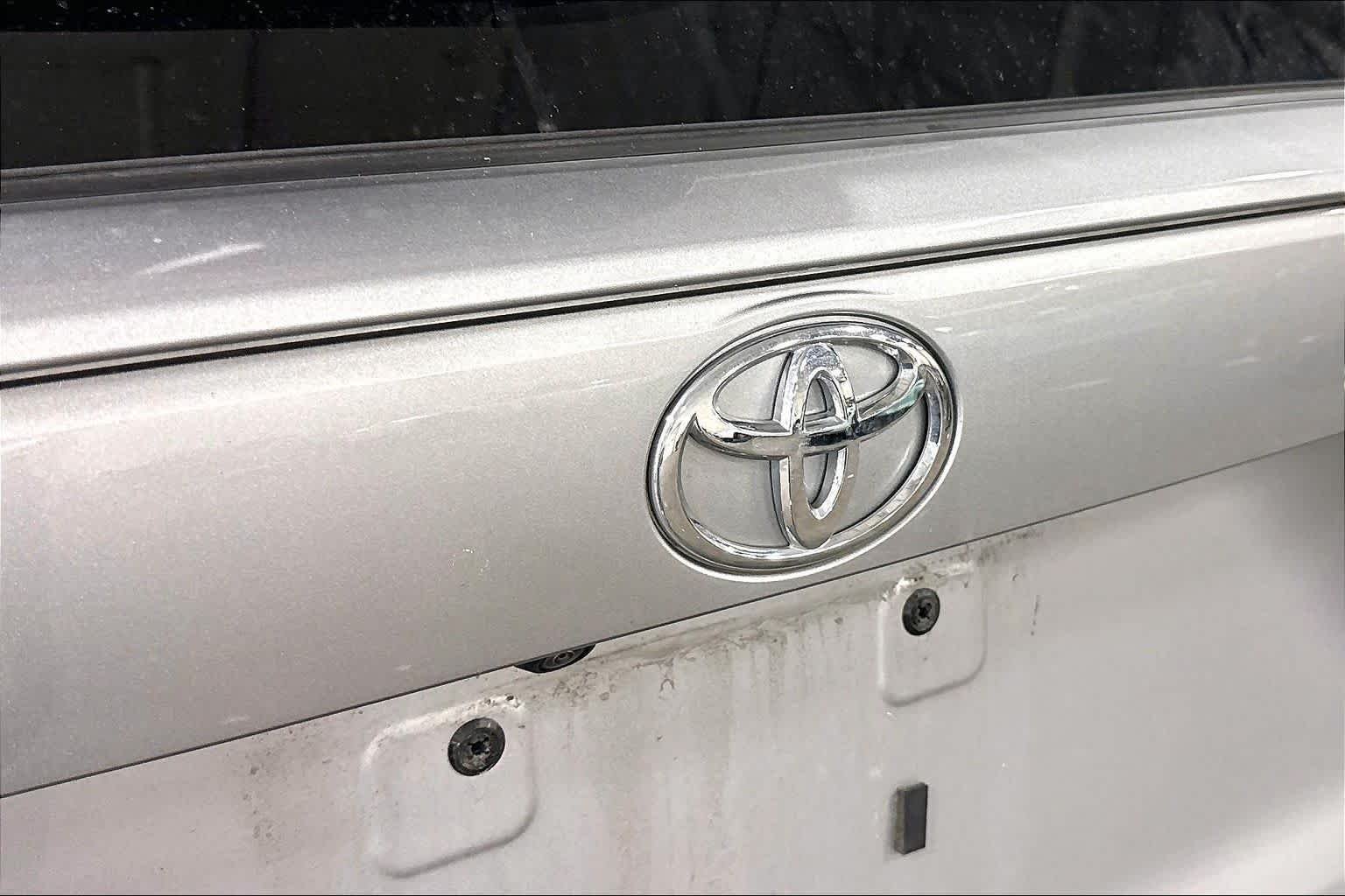 Used 2023 Silver Sky Metallic Toyota XLE Premium image 31