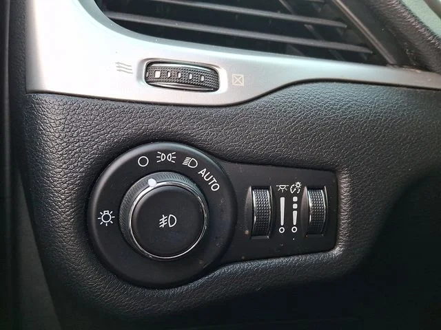 Used 2015 White Jeep Trailhawk image 26