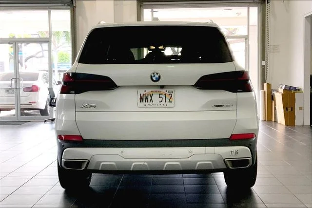 Used 2024 Mineral White Metallic BMW sDrive40i image 4