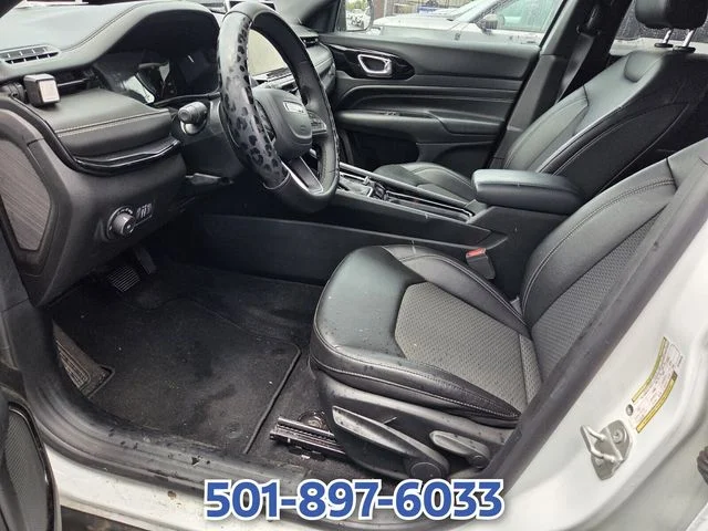 Used 2024 White Jeep Latitude image 6