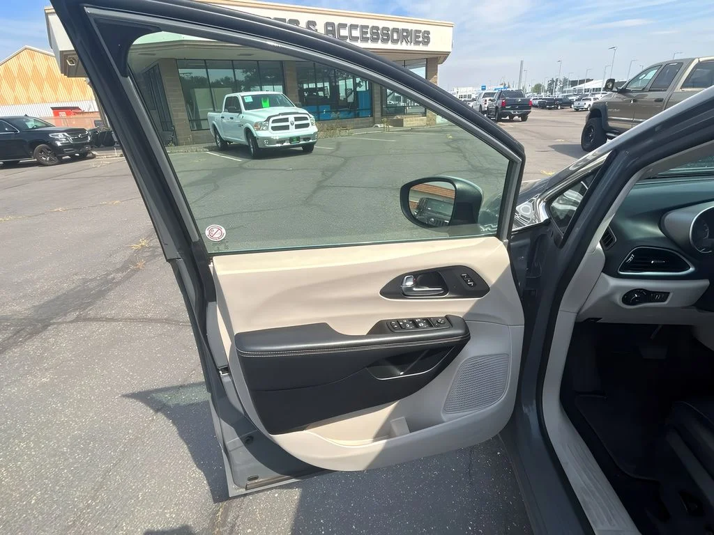 2023 Chrysler Pacifica Touring L - Photo 18