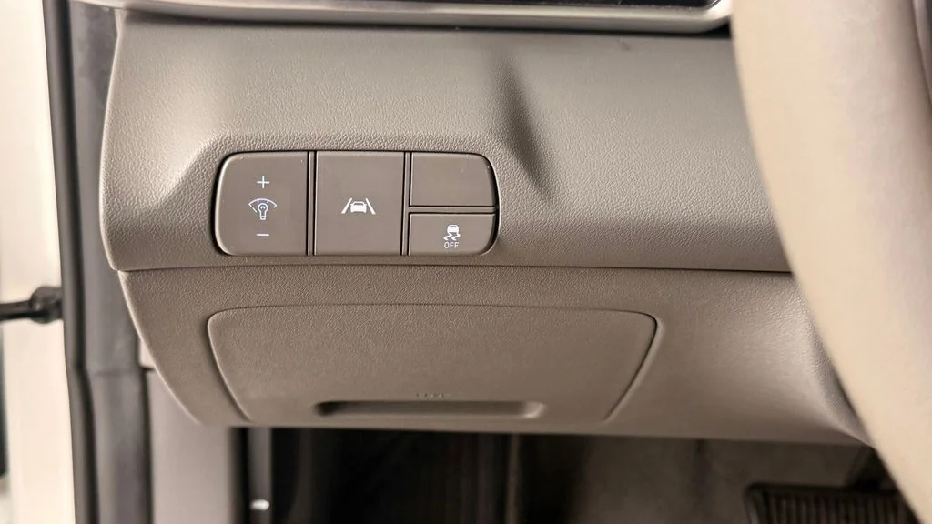 Used 2023 White Hyundai SEL image 12
