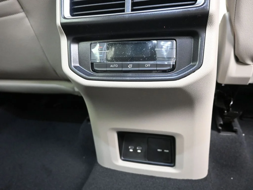 New 2026 Opal White Pearl Volkswagen 2.0T SE W/TECHNOLOGY image 11