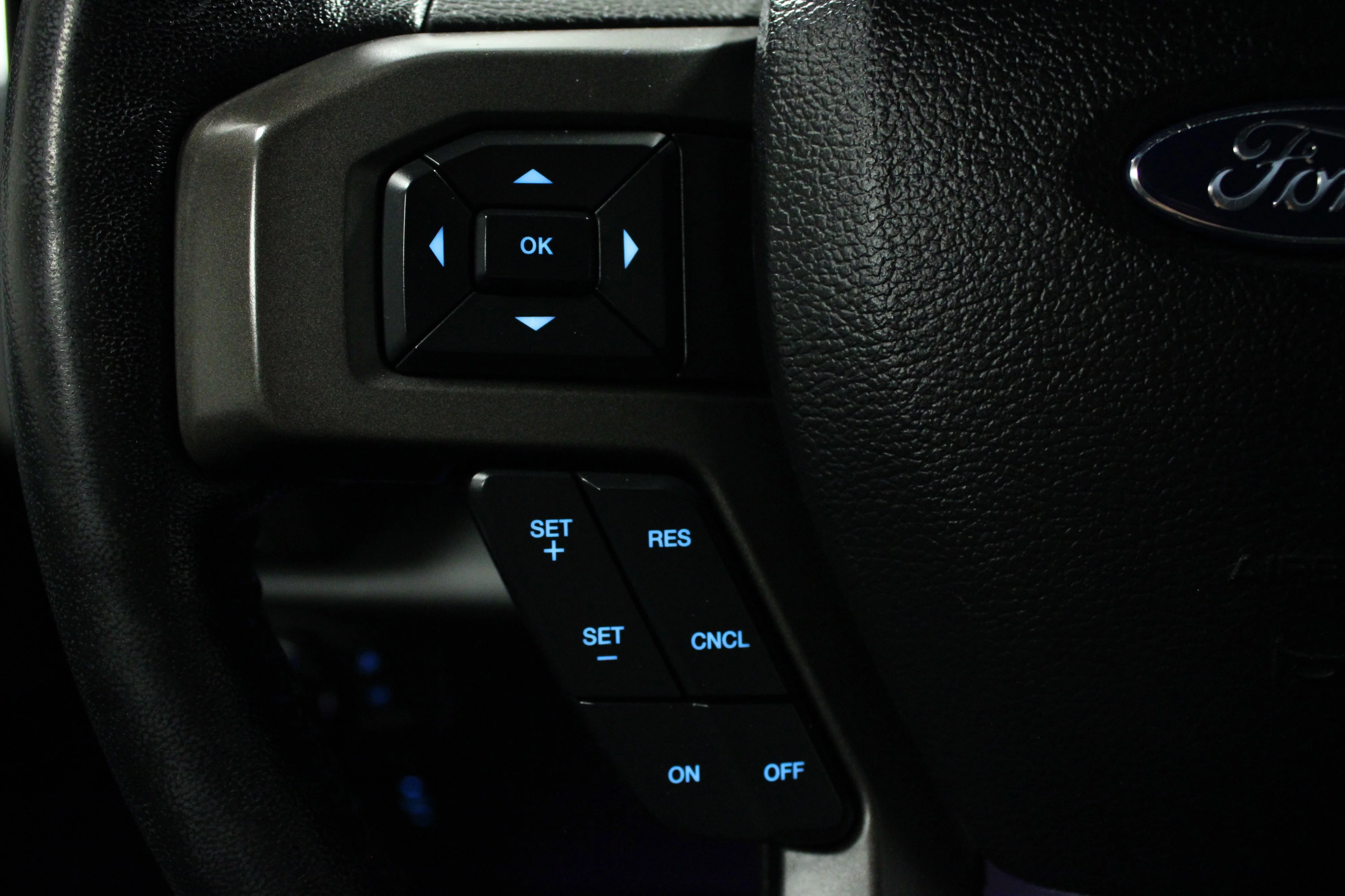 Used 2019 White Platinum Metallic Tri-Coat Ford XLT image 21