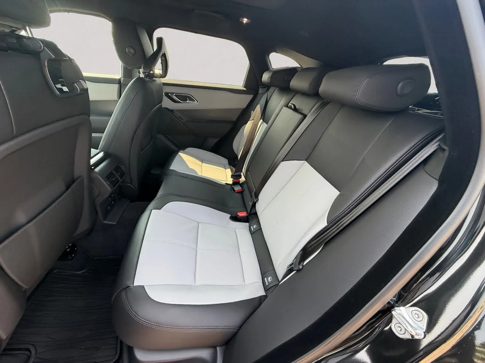 New 2026 Santorini Black Land Rover S image 13