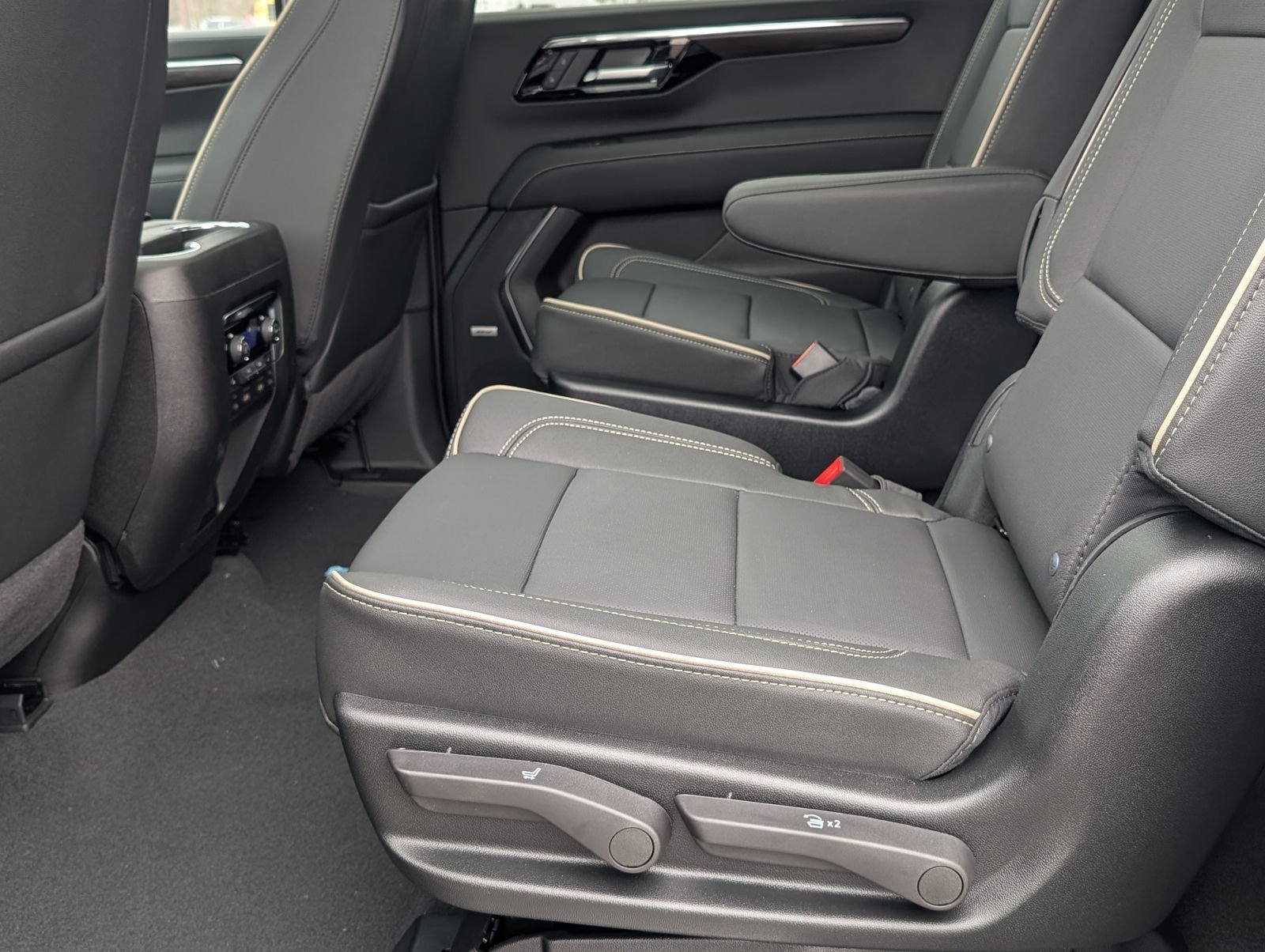 2026 Chevrolet Suburban Premier - Photo 8
