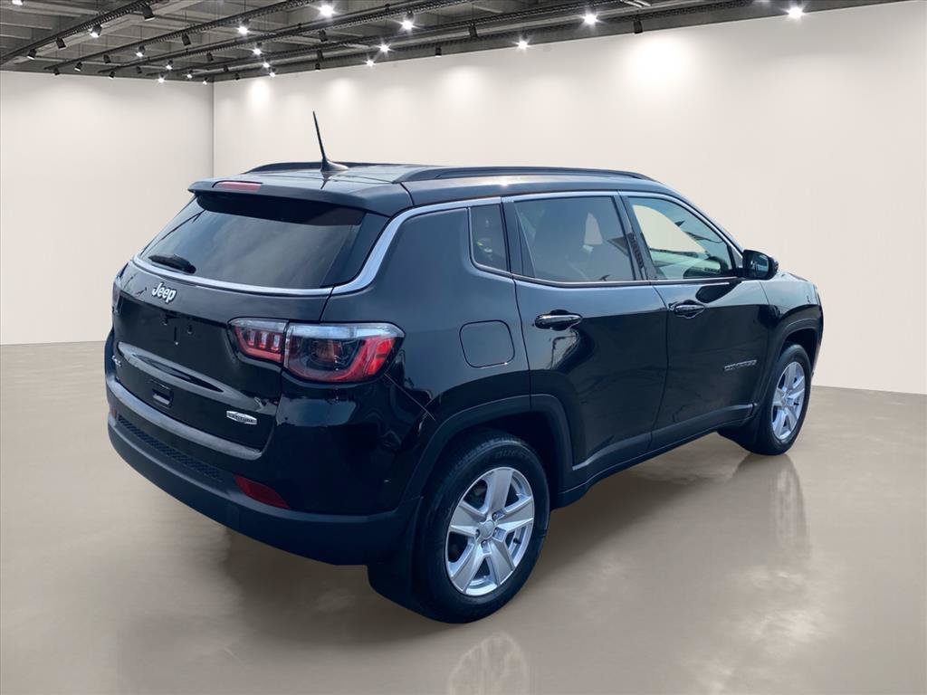 Used 2022 Diamond Black Crystal Pearlcoat Jeep Latitude image 7