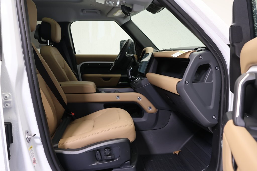 New 2026 Fuji White LAND ROVER S image 40