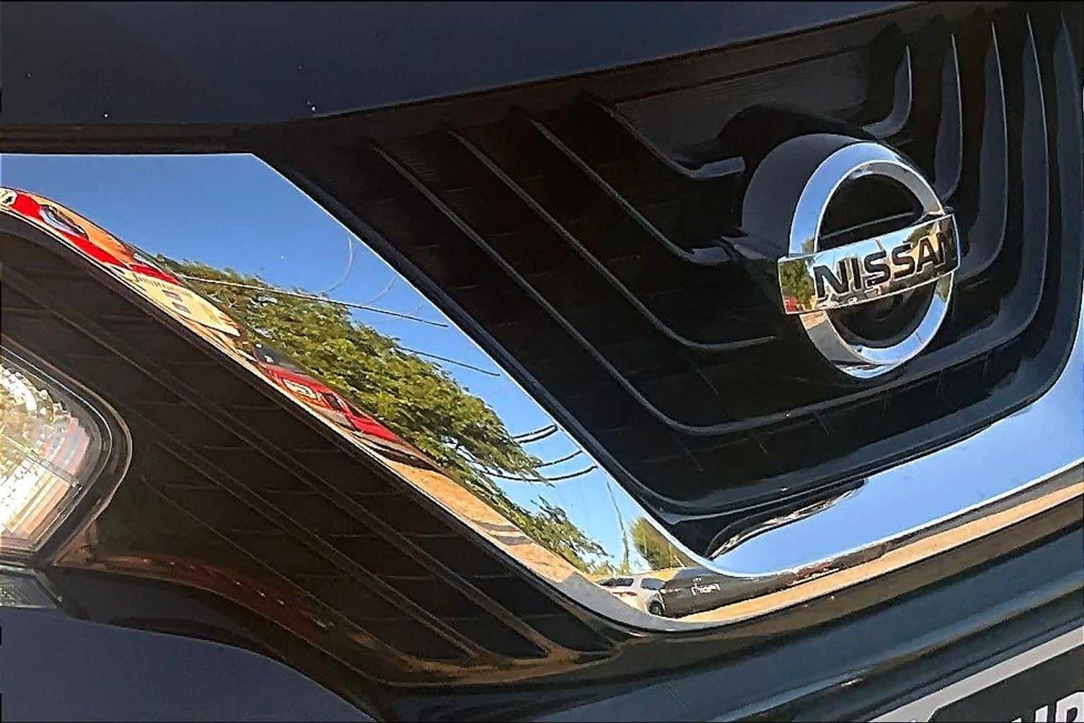 Used 2017 Magnetic Black Metallic Nissan SL image 30