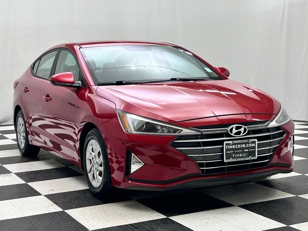 Used 2019 Red Hyundai SE image 2