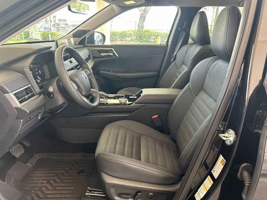 New 2026 Black Mitsubishi SE image 9