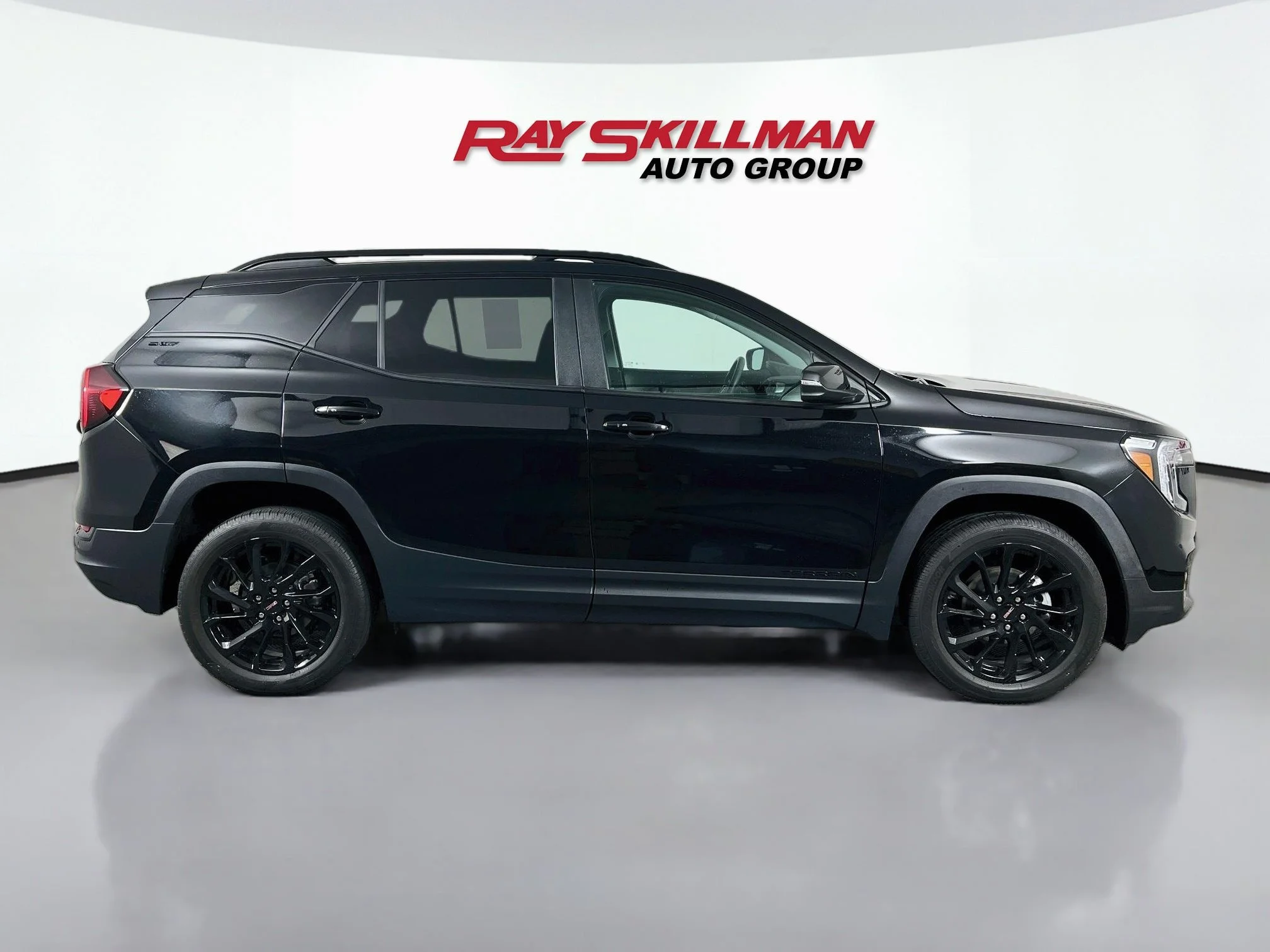 Used 2023 Ebony Twilight Metallic GMC SLE image 8