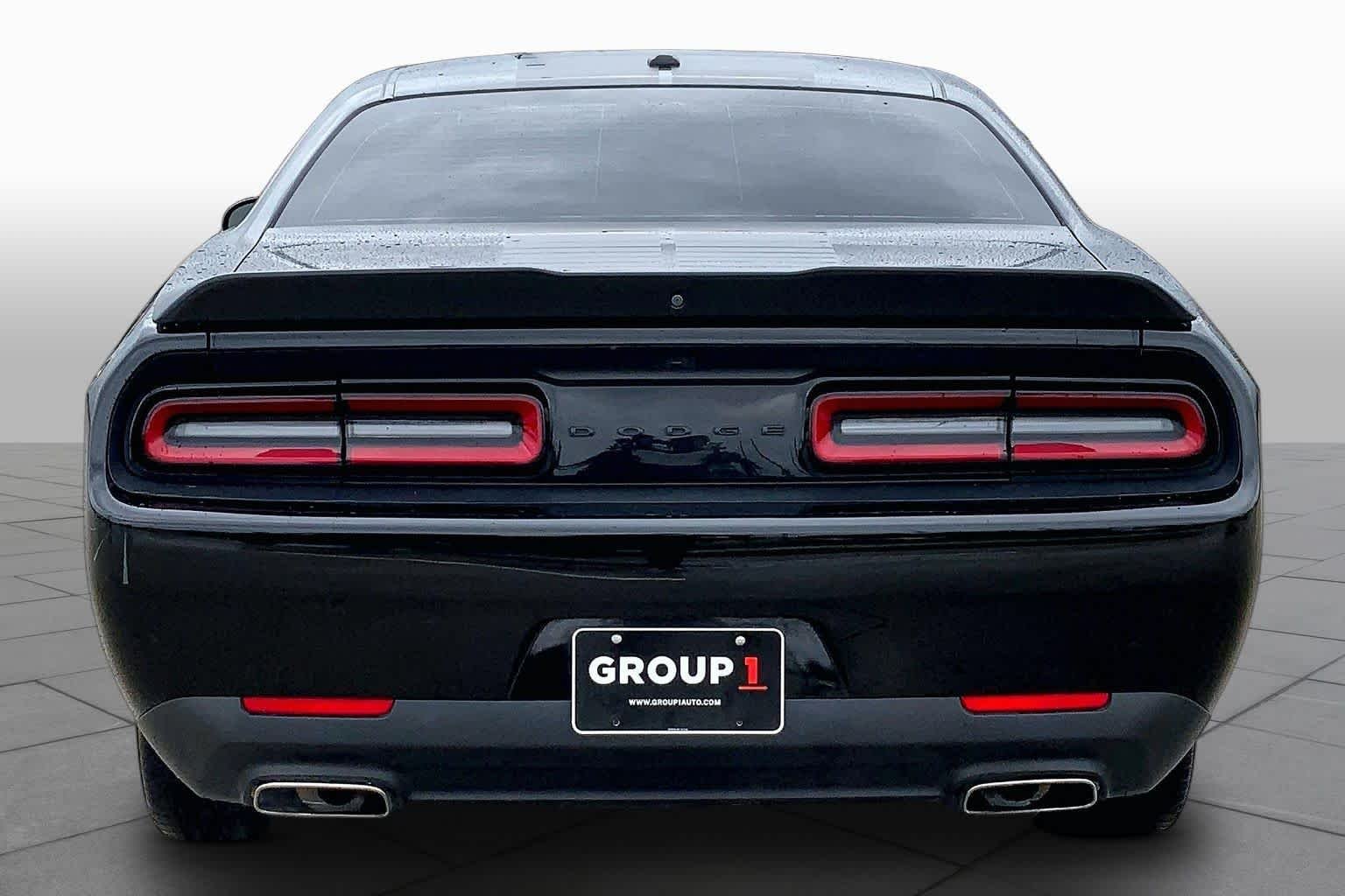 Used 2023 Pitch Black Clearcoat Dodge SXT image 5