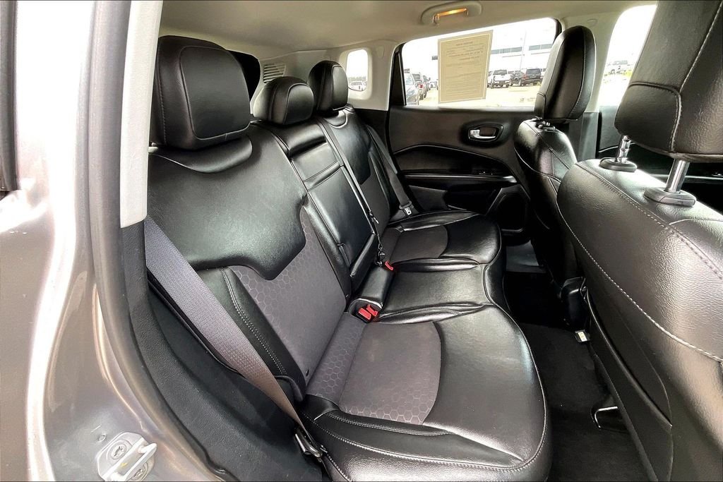 Used 2019 Silver Jeep Latitude image 26