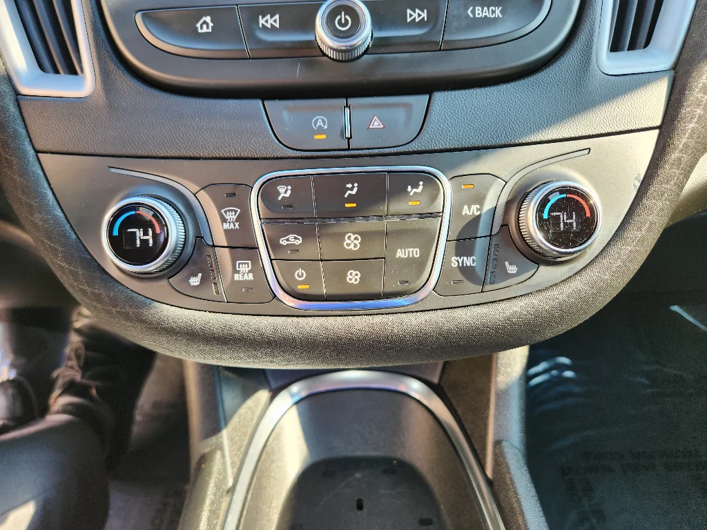 Used 2024 Summit White Chevrolet LT image 14