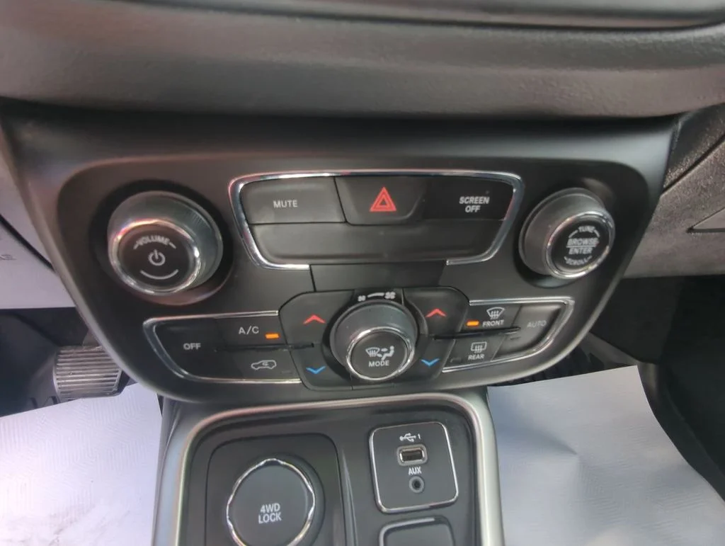 Used 2021 Blue Jeep Latitude image 19