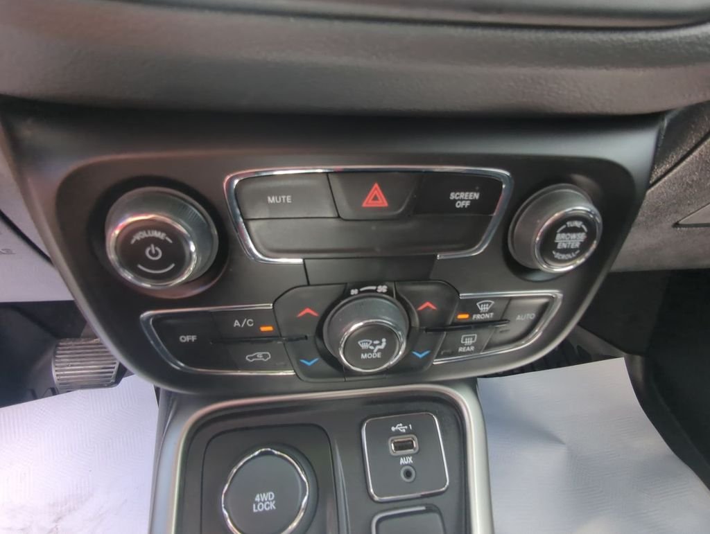 Used 2021 Blue Jeep Latitude image 19