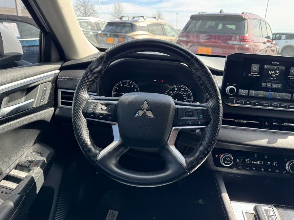 Used 2022  Mitsubishi SEL image 13