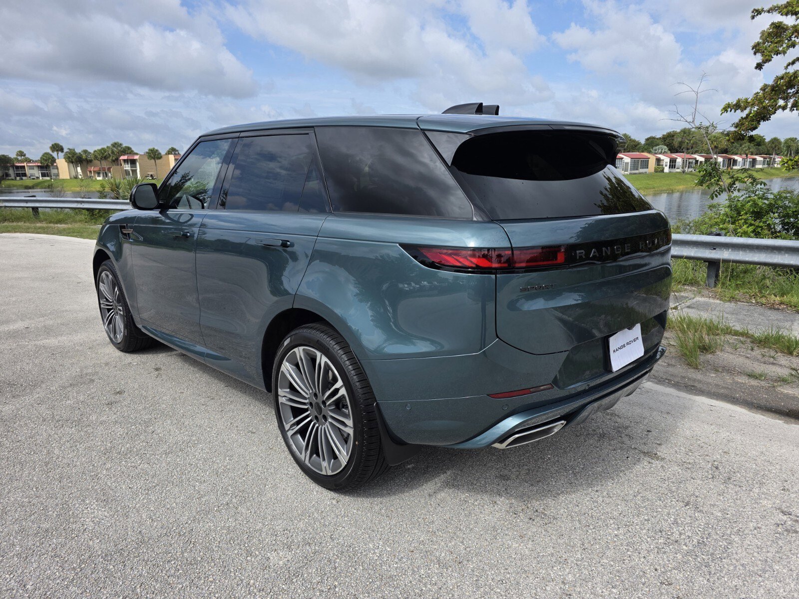 New 2026 Giola Green Land Rover Dynamic SE image 2