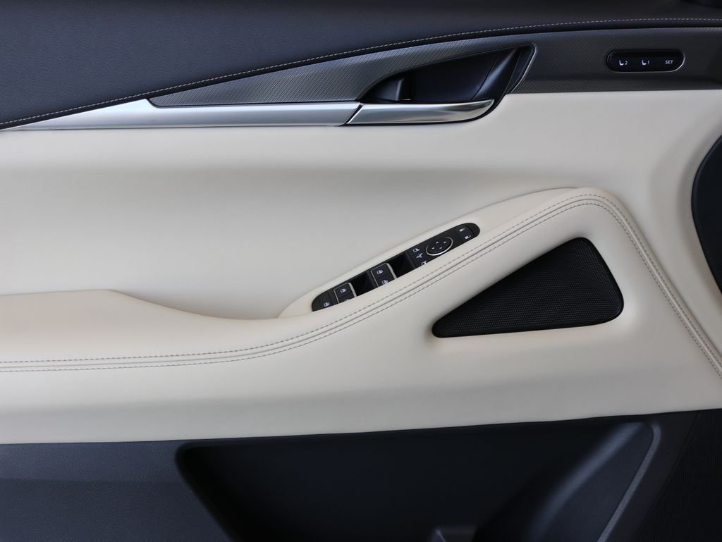 Used 2023 White INFINITI LUXE image 18