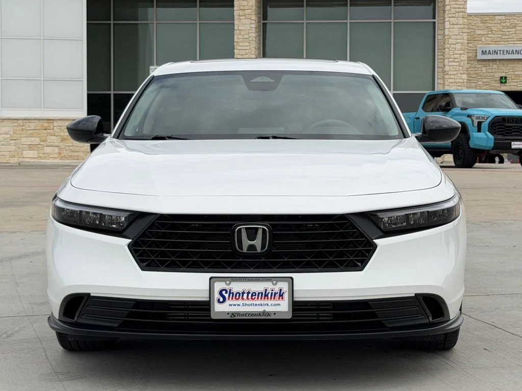 Used 2025 White Honda SE image 7
