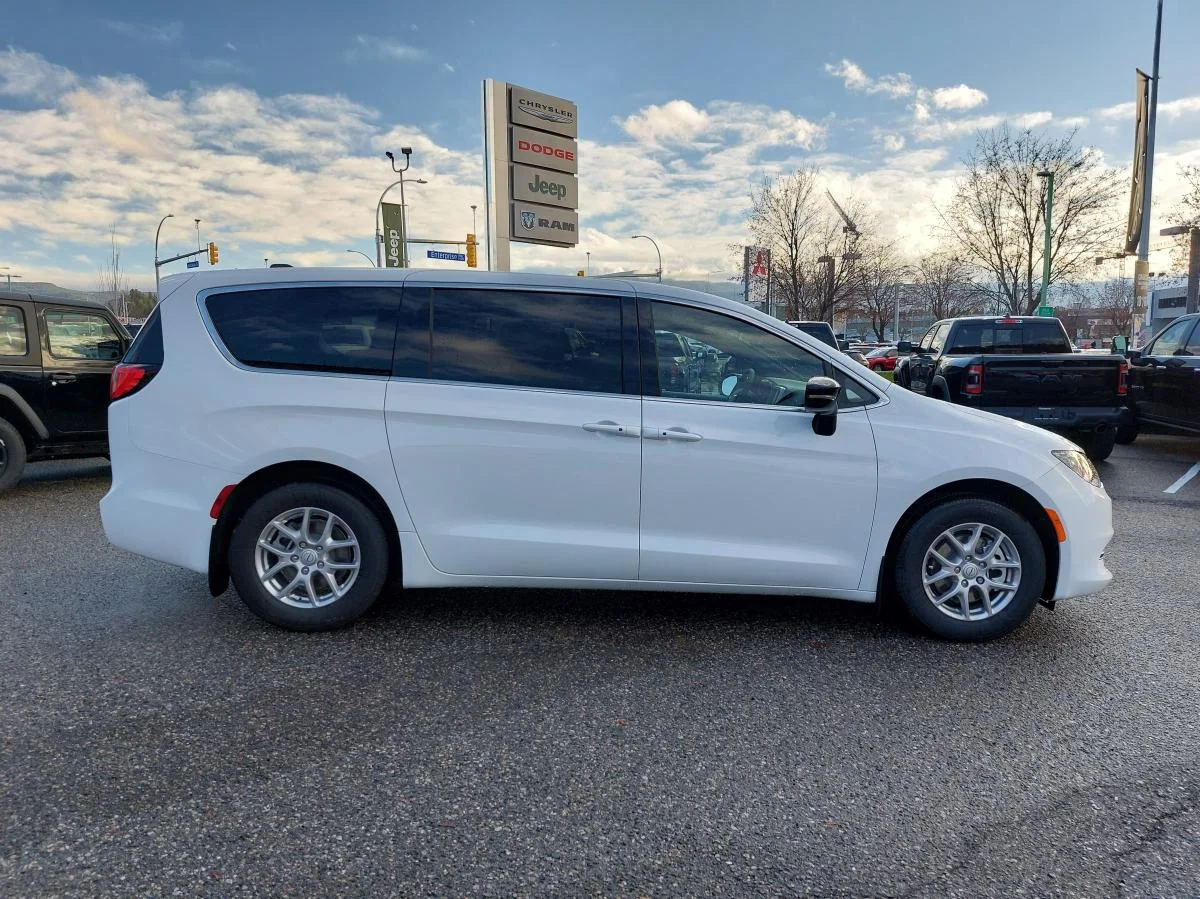 New 2026 White Chrysler SXT 2WD image 4