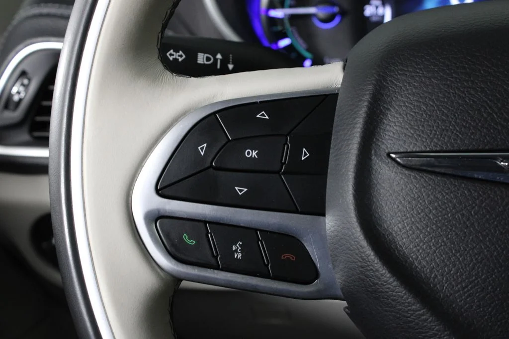 Used 2018 Gray Chrysler Limited image 25