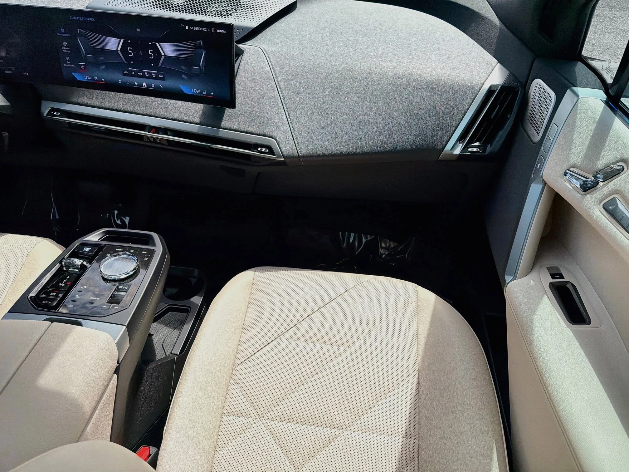 2025 BMW iX M60 - Photo 19