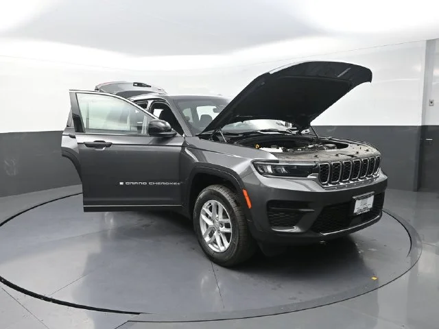 New 2026 Baltic Gray Metallic Clear-Coat Exterior Paint Jeep Laredo X image 30