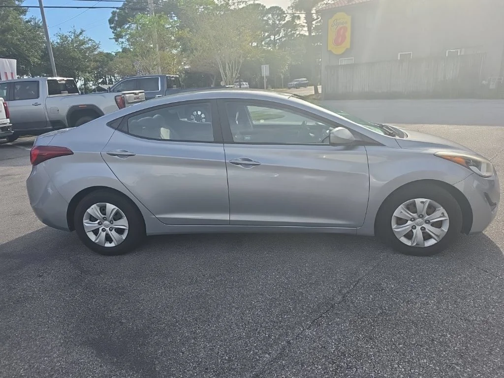Used 2016 Gray Hyundai SE image 1