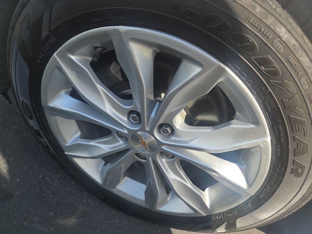Used 2025 White Chevrolet LT image 12