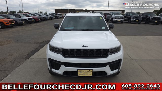 2026 Jeep Grand Cherokee Laredo Altitude