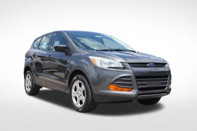 Used 2015  Ford S image 1