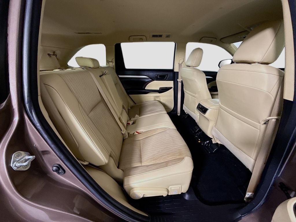 Used 2018 Walnut Toyota LE Plus image 22