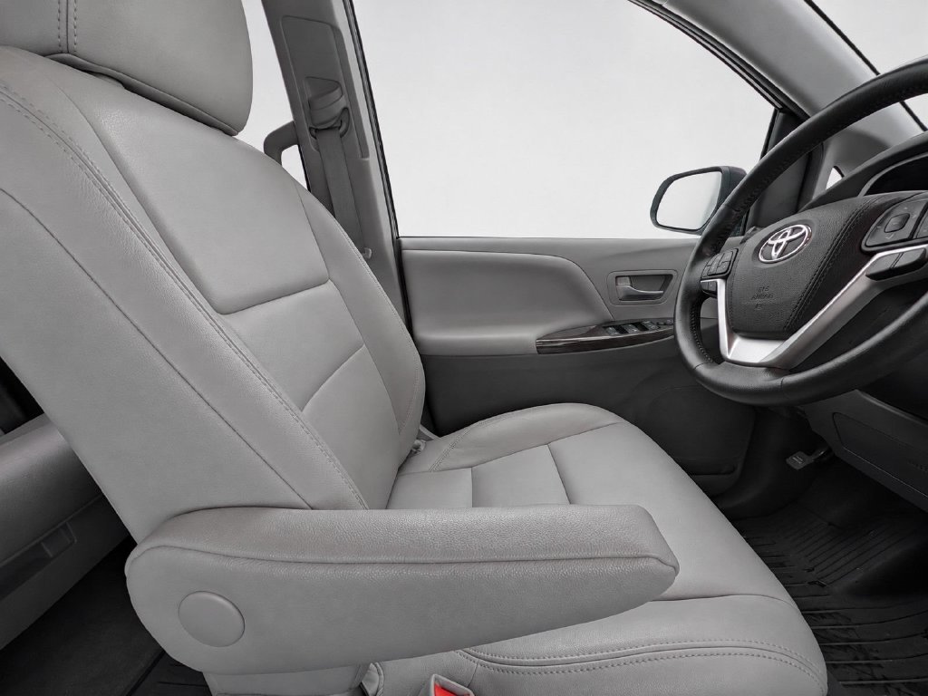 Used 2018 Black Toyota XLE image 12