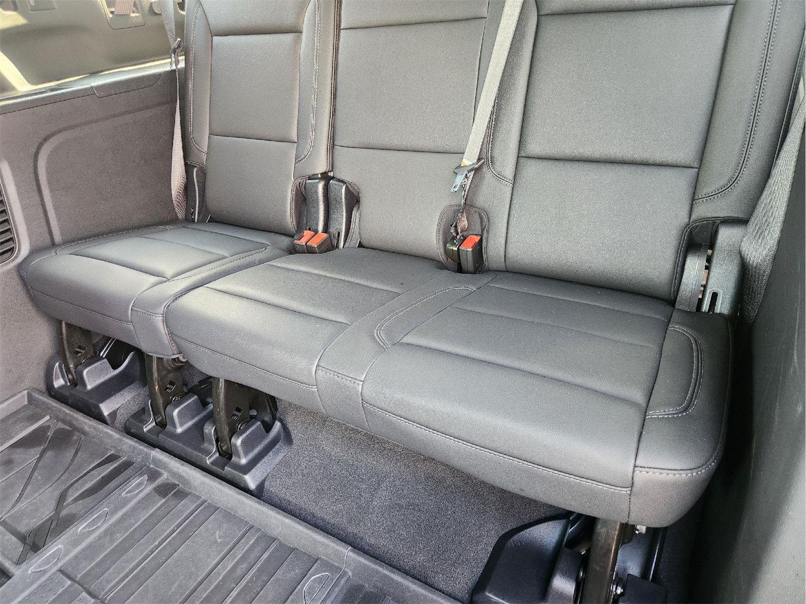 2025 Chevrolet Suburban photo 33 of 35