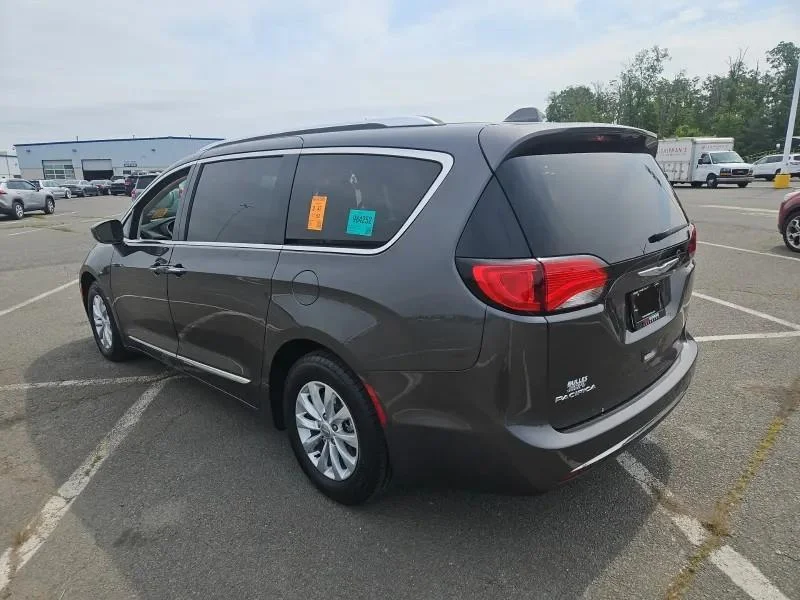 Used 2018 Granite Crystal Metallic Clearcoat Chrysler Touring L image 4