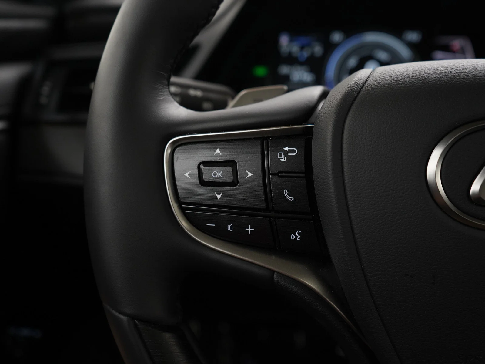 Used 2025 Obsidian Lexus 300h F SPORT Handling image 24