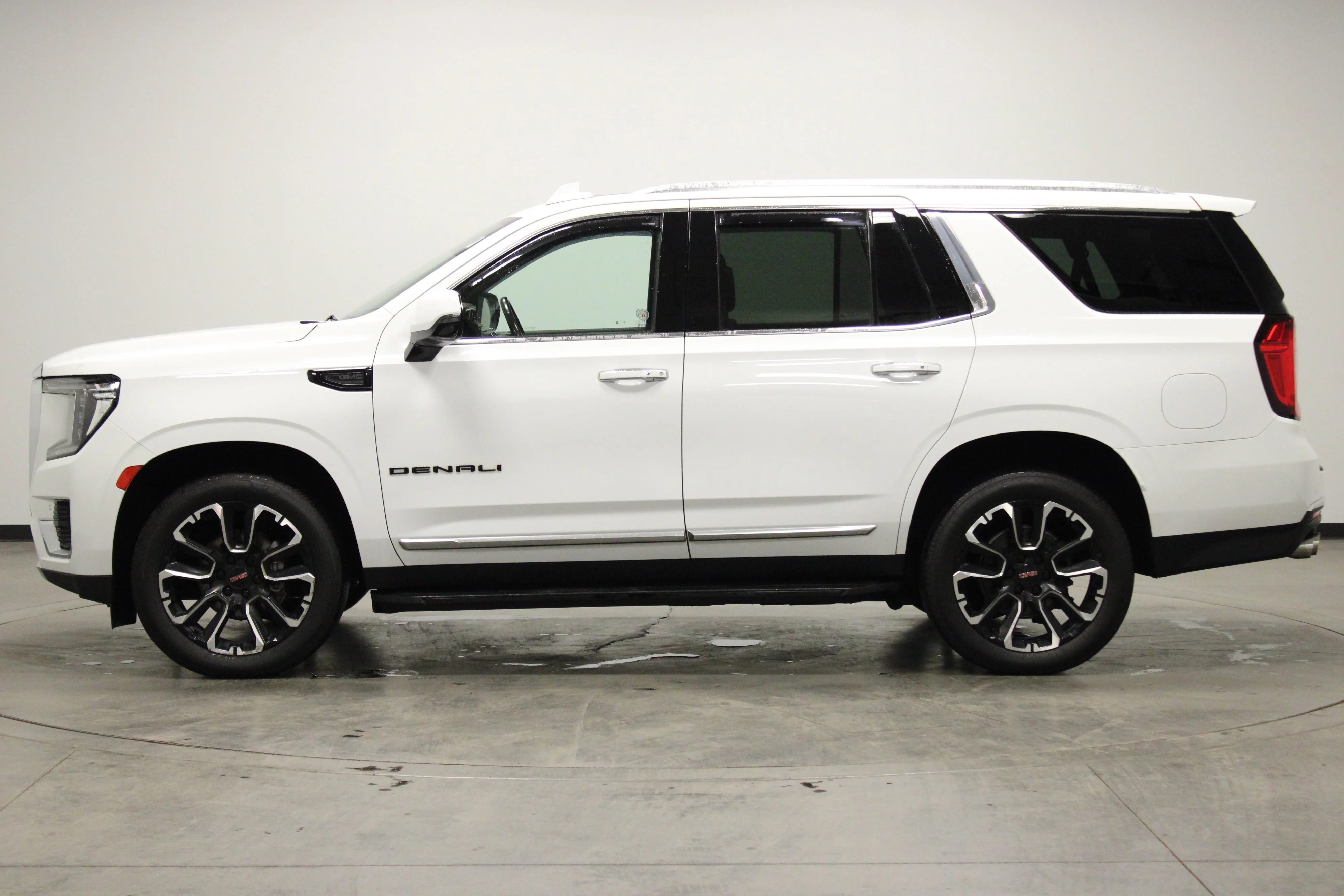 Used 2022 Summit White GMC Denali image 5