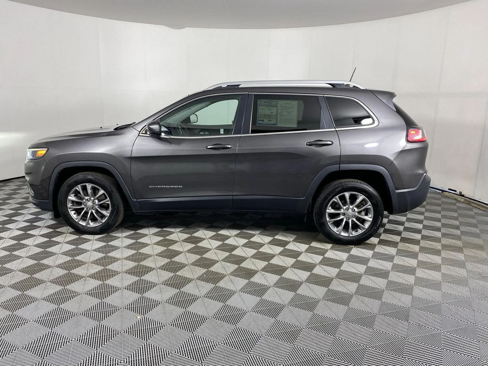 Used 2019 Granite Crystal Metallic Clearcoat Jeep Latitude Plus image 4
